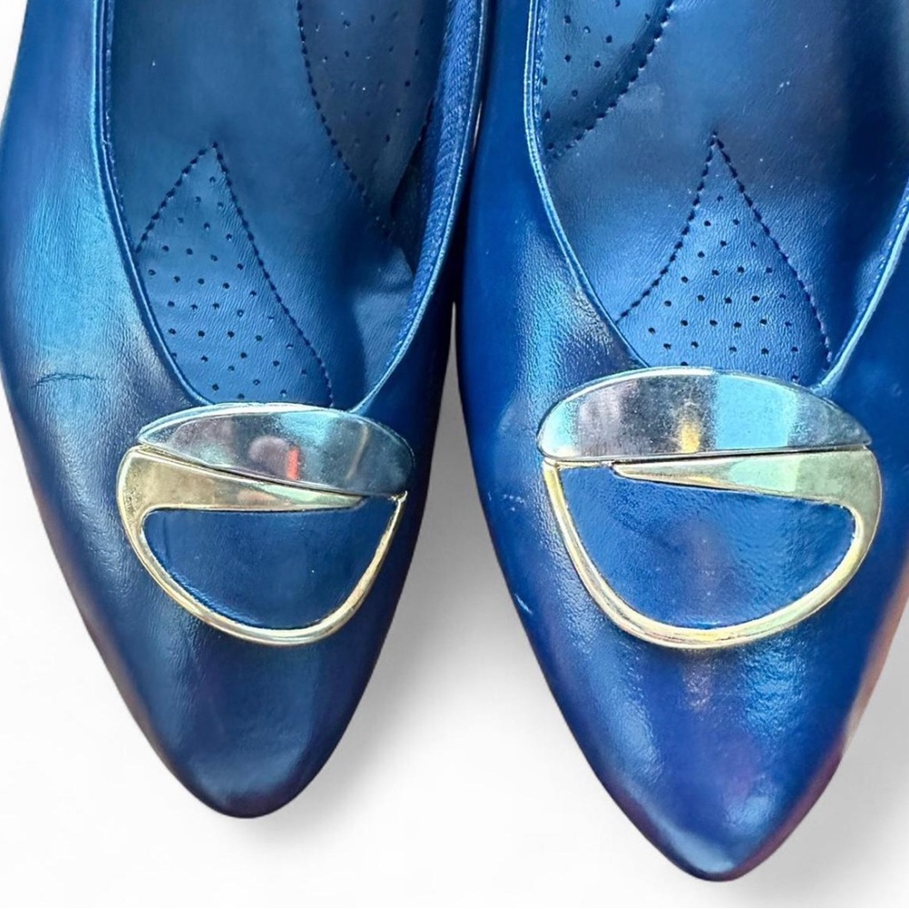 VTG Soft Flexible by Highlights Navy Kitten Heel Pumps with Gold/Silver Accent - Picture 8 of 9